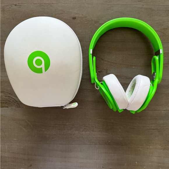 Beats by Dre Green Headphones with Case - Picture 3 of 3